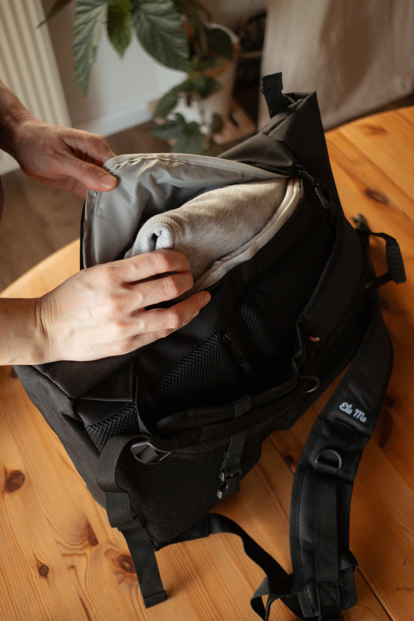 Rolltop Rucksack Black Reflective Seitentasche