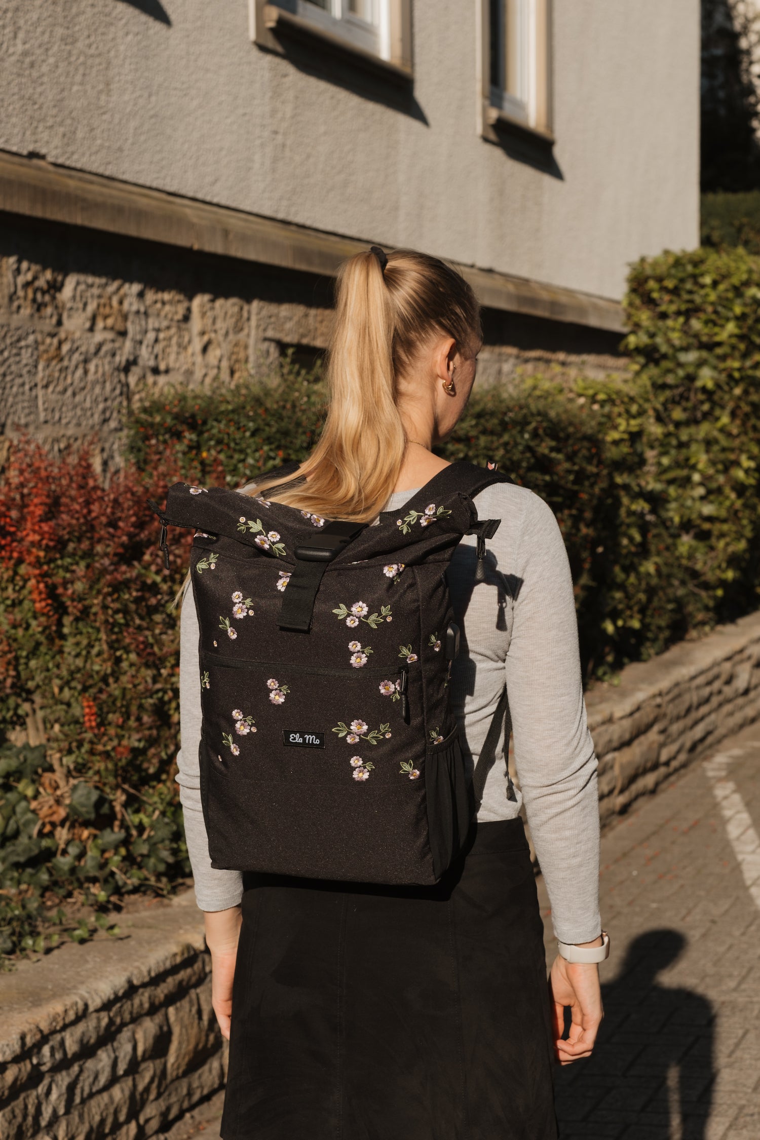 Rolltop Rucksack Limited Embroidery Edition Daisy auf Rücken