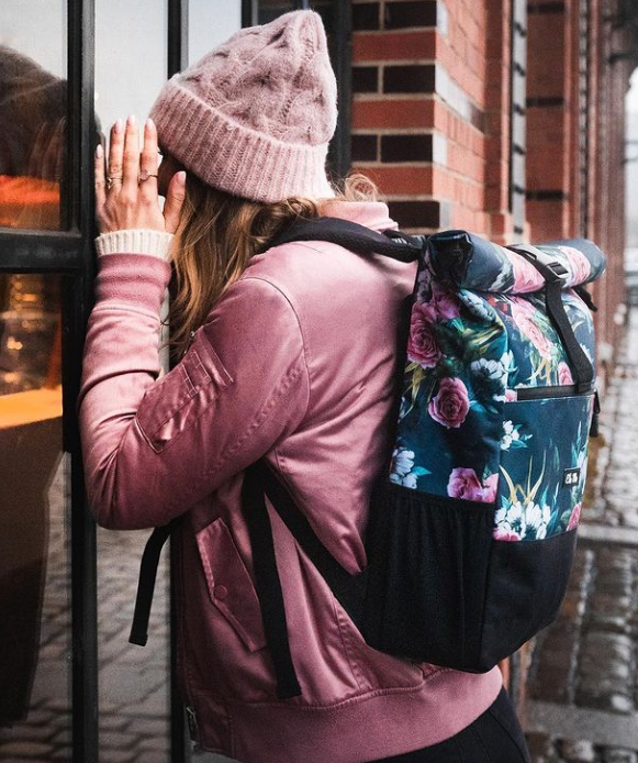 Rolltop Rucksack A Rose auf Rücken