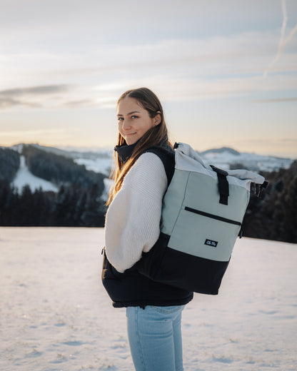 Rolltop Rucksack Mintgrey auf Rücken